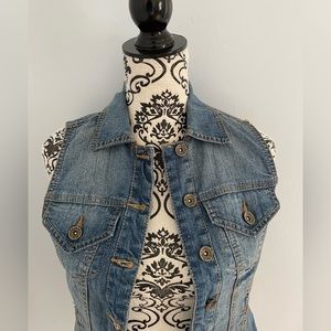 Paris Blues Jeans Vest Size Small - nicely cut - great curves